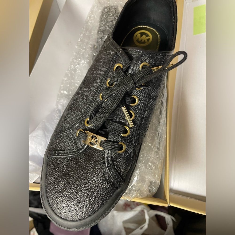 Michael kors boerum sneakers size 9 NWB